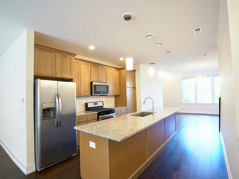 813 Lakeview Ct #44L — Photo 6