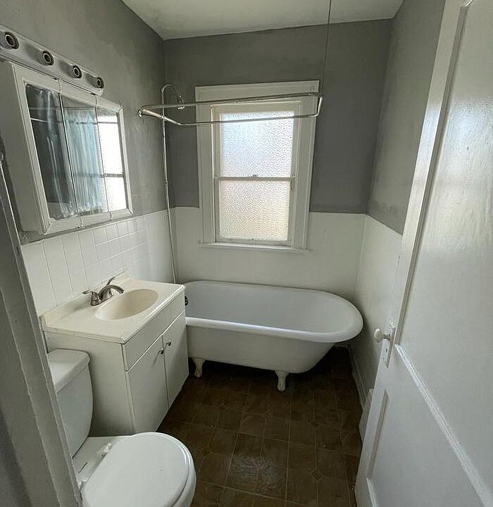 1st image of 8421 Rosewood Ave #1