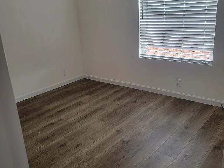 515 E Walnut St — Photo 8