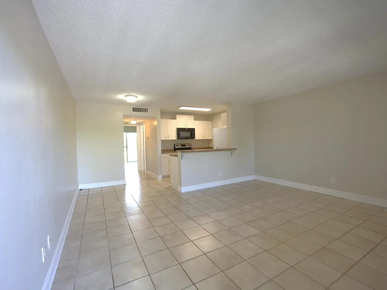 1523 Meadows Cir W — Photo 3