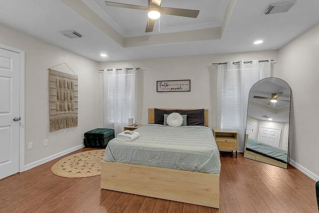 6 bed, 2.5 bath, 2156 sqft, $4,250 — Photo 4