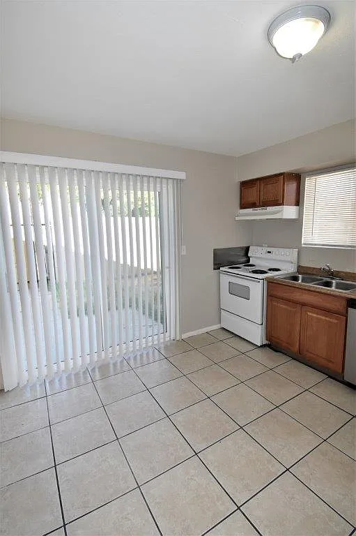 2 bed, 1.5 bath, 800 sqft, $1,249 — Photo 3