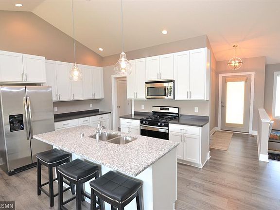 4th image of 906 Sunset Ct SE