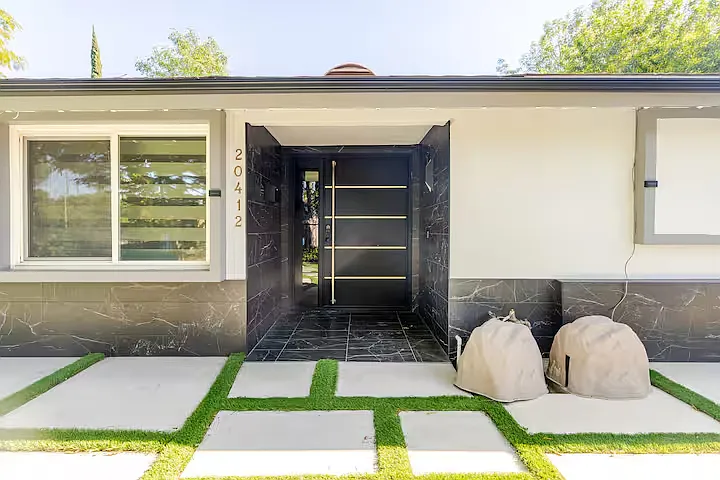 20412 Oxnard St — Photo 33
