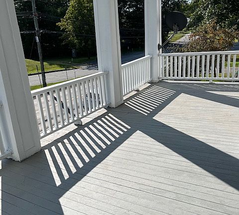 Huge private 2nd floor porch overlooking the common