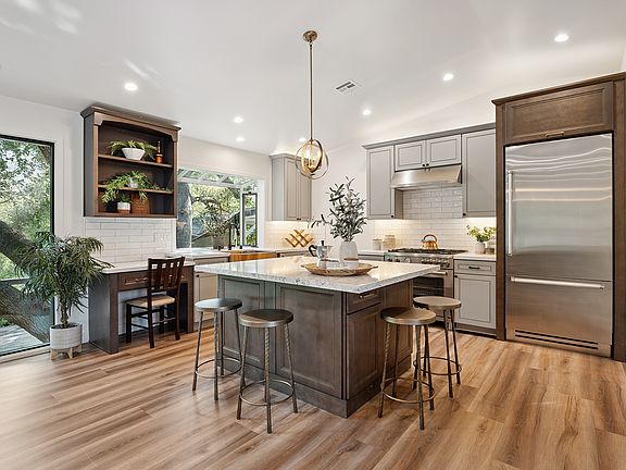 5th image of 17 Sherwood Dr