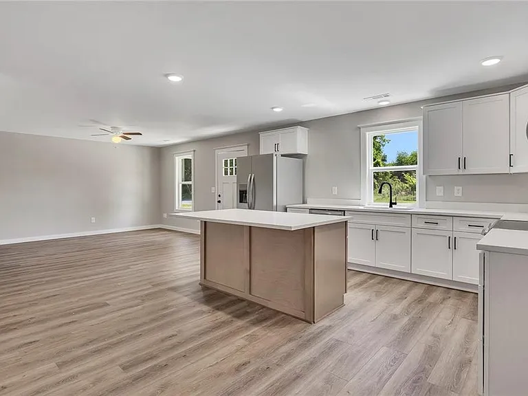 411 Hardy Ave SW — Photo 9