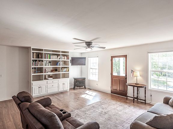 5th image of 531 Governor Hall Rd