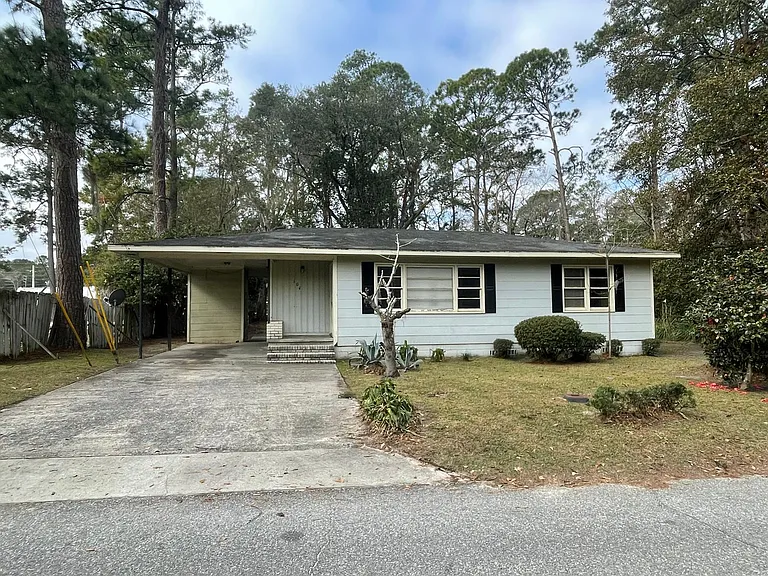 104 Holloway Dr — Photo 1