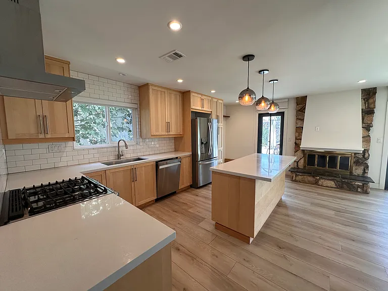 421 Larry Ln — Photo 4
