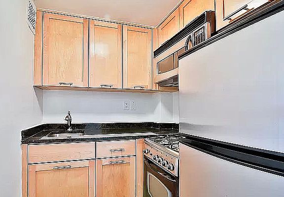3rd image of 236 E 36th St Penthouse F0