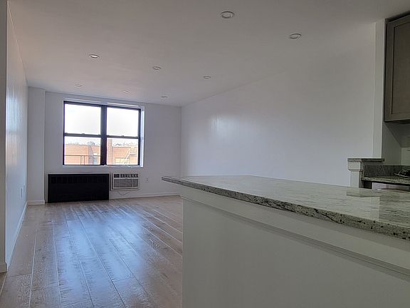 5th image of 829 Greenwood Ave APT 7B