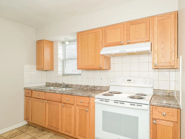 1086 Wilshire Ave — Photo 4