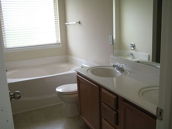 Garden Tub/Double Vanity Master