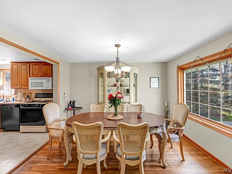 252 Royal Pkwy E — Photo 12