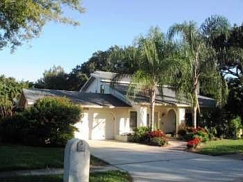 1st image of 995 Lakeview Dr