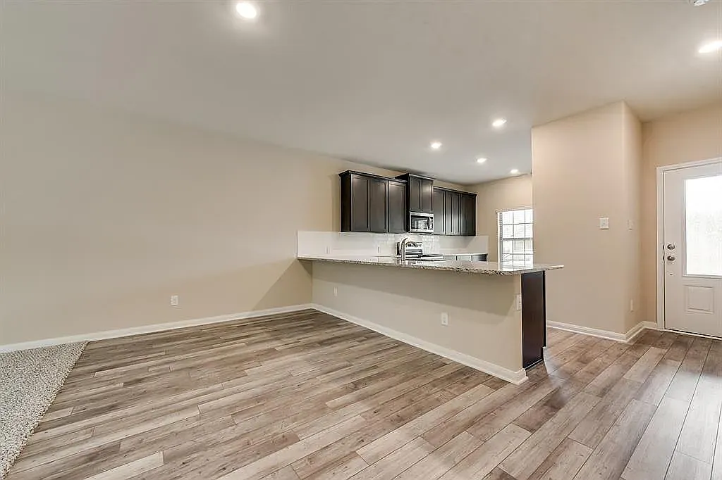 5 bed, 2996 sqft, $3,289 — Photo 3