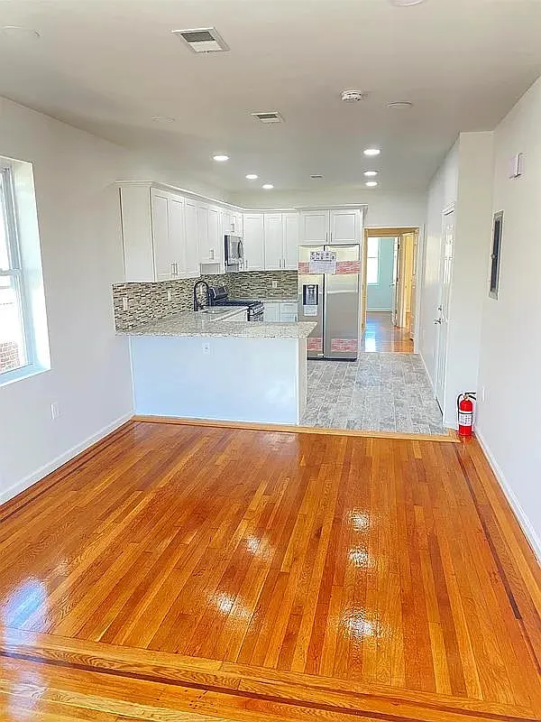 4 bed, 1.0 bath, $3,000 — Photo 2