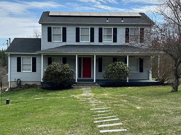 40 Ledgedale Rd, Lake Ariel, PA 18436