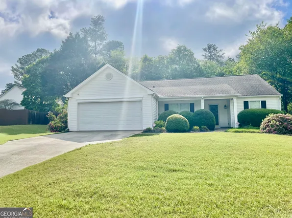 431 Crested View Dr, Loganville, GA 30052