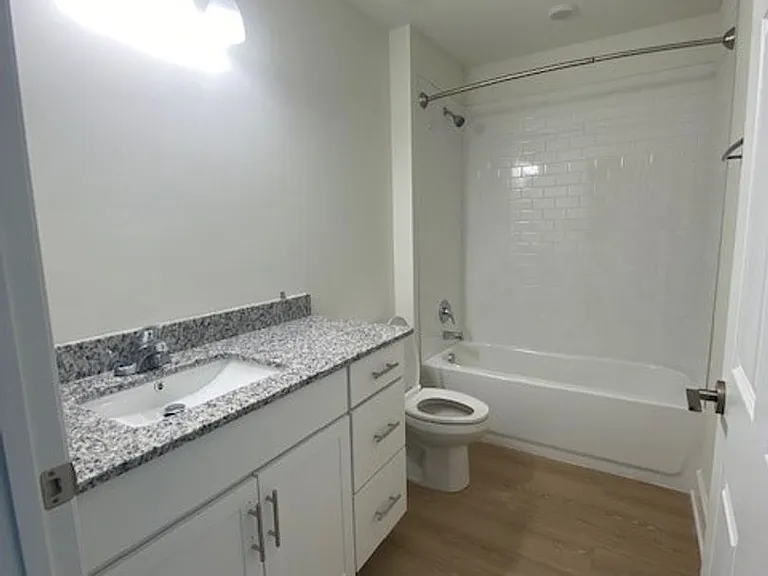 San Carlos Apartments — Photo 43
