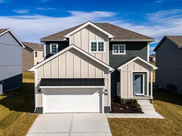 12513 S White Ash Ln, Lake Lotawana, MO 64086
