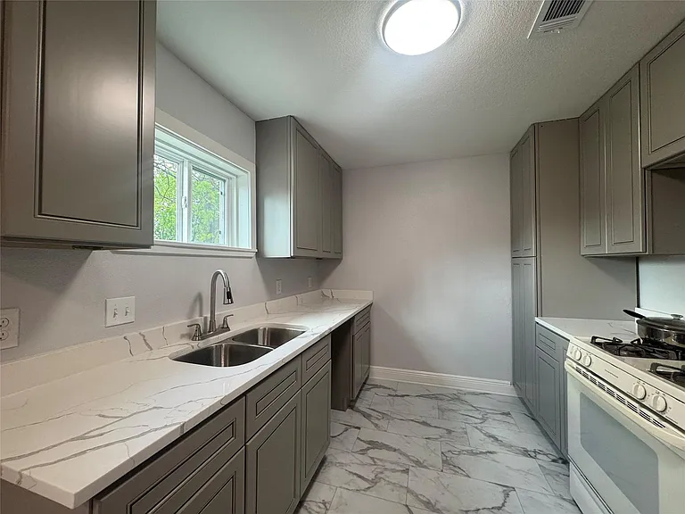 6645 Lodge St — Photo 2
