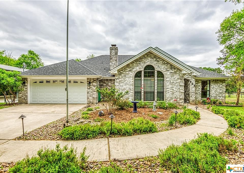 1st image of 824 Winding Oak Dr