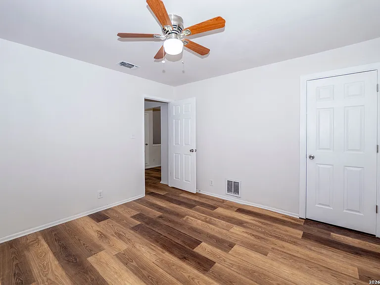 538 W Elsmere Pl — Photo 7