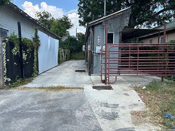 2nd image of 424 N Chupaderas