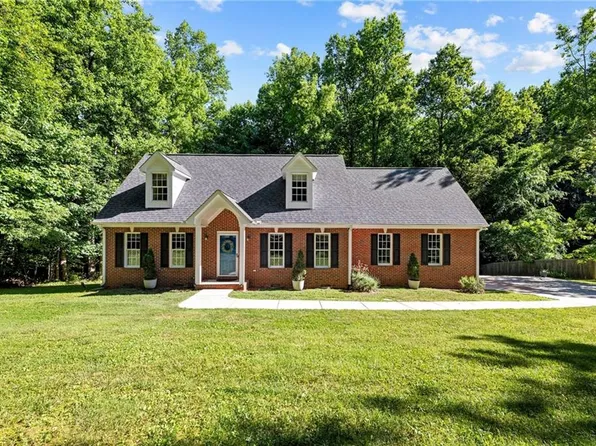 1509 Sandalwood Dr, Mebane, NC 27302