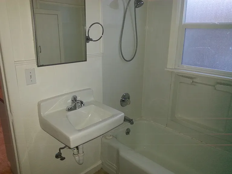 210 E Oak St — Photo 4