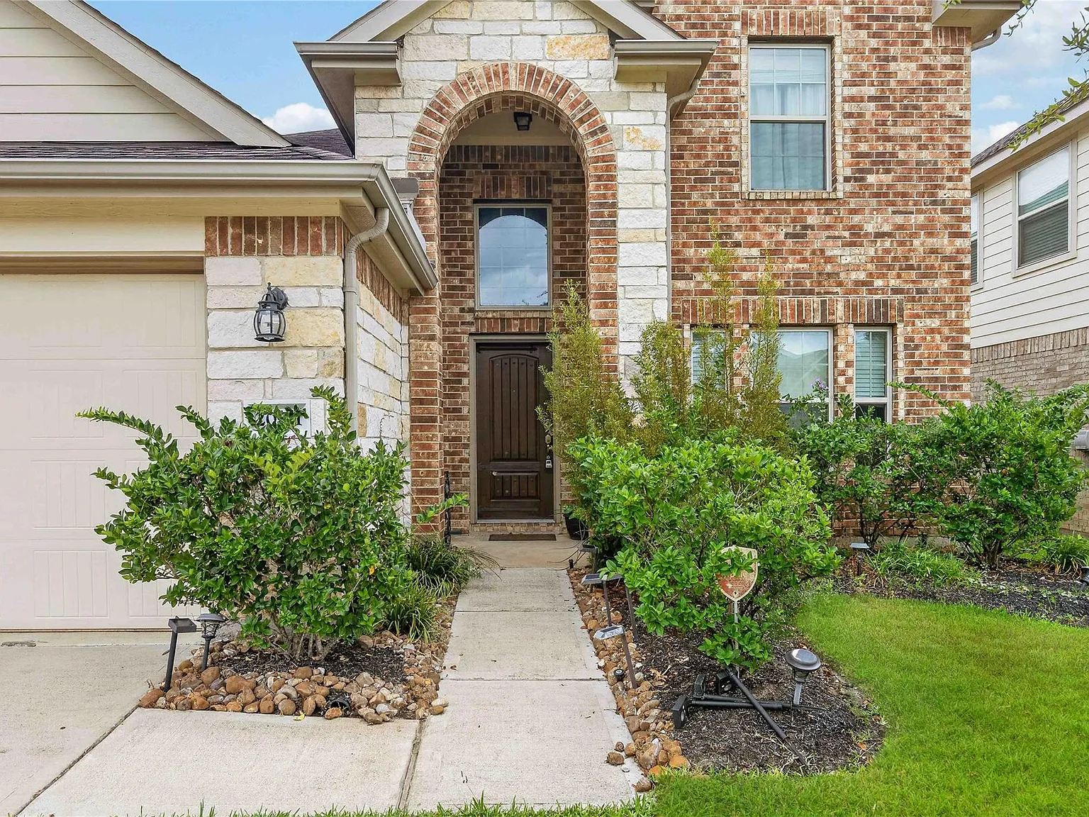 4 bed, 2.5 bath, 2147 sqft, $2,300 — Photo 3
