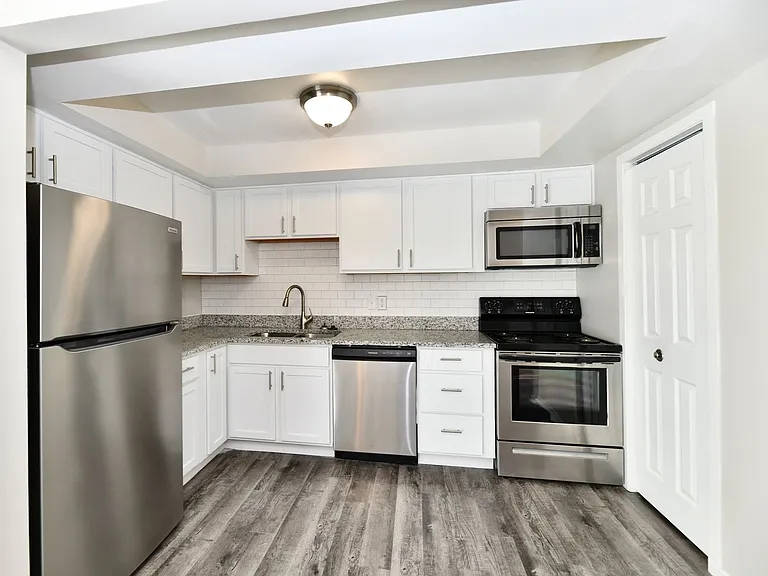 Park Lane Apartments — Photo 10