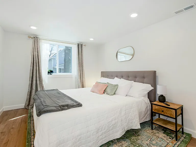 Main King size bedroom with Smart TV