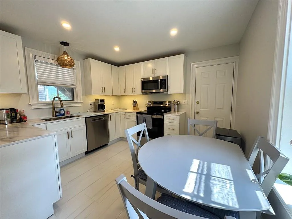 3 bed, 998 sqft, $3,400 — Photo 2
