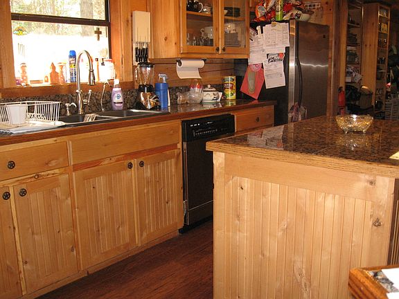 granite counters in kit. - much work space