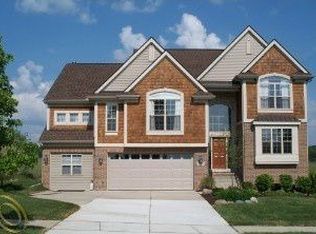 572 Napa Valley Dr, Milford, MI 48381