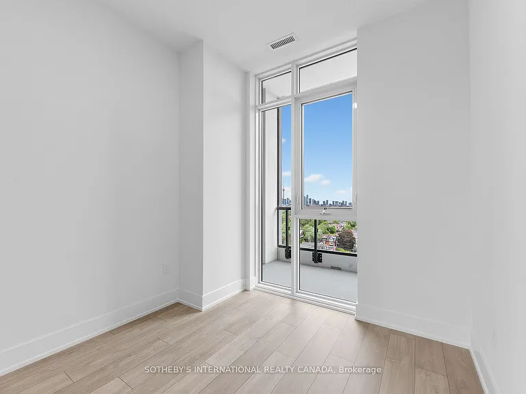 Dupont St — Photo 21