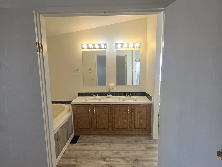 403 S Burlington Ave — Photo 11