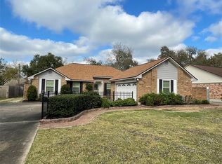 314 Raintree Ln, Lake Jackson, TX 77566