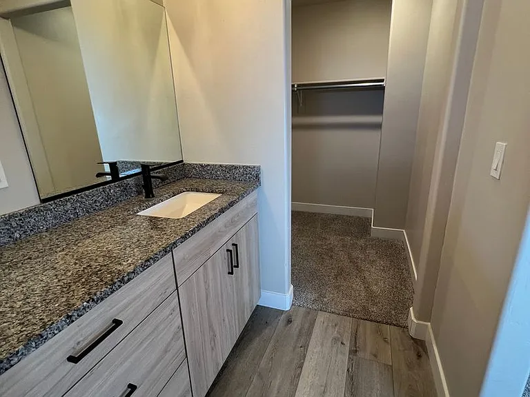 2656 N Clark Pkwy — Photo 12