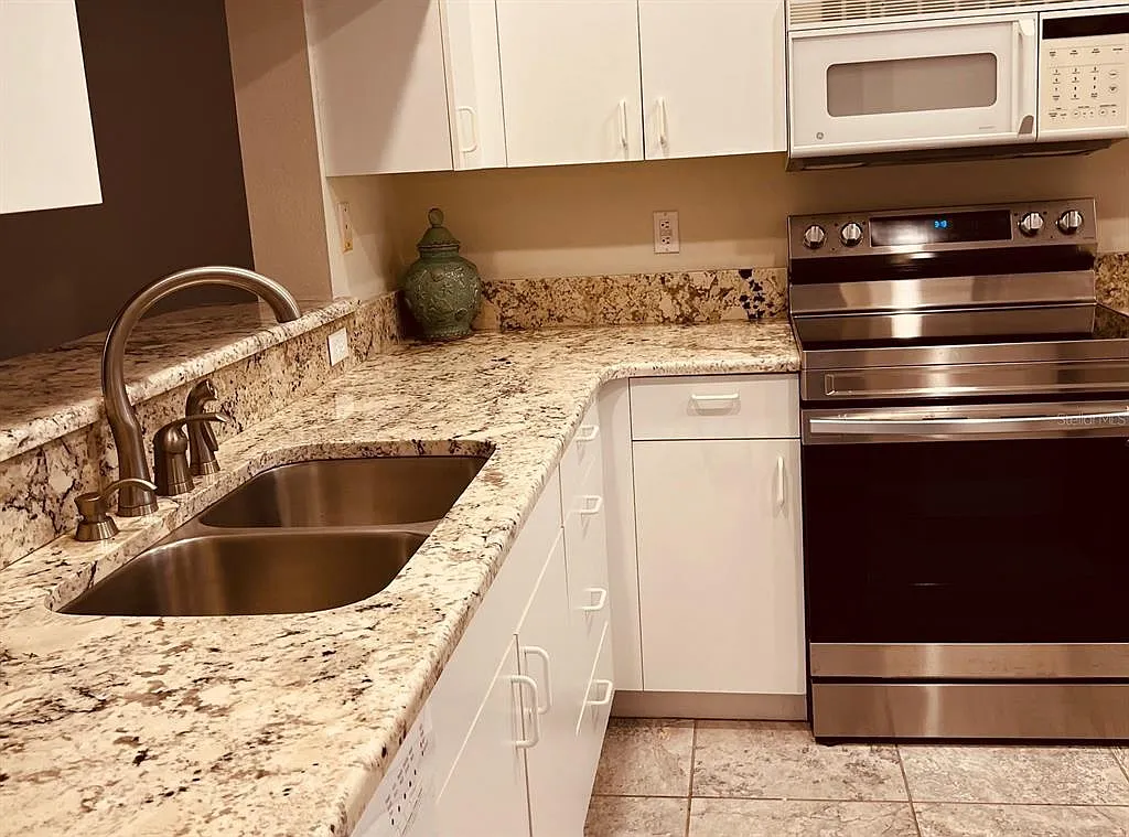 2 bed, 2.0 bath, 1106 sqft, $5,500 — Photo 3