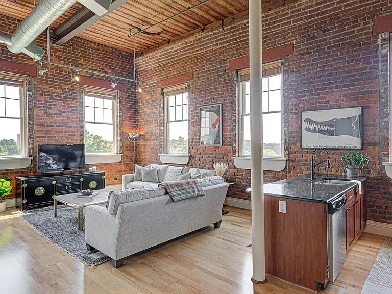 836 Oak St #500 — Photo 3
