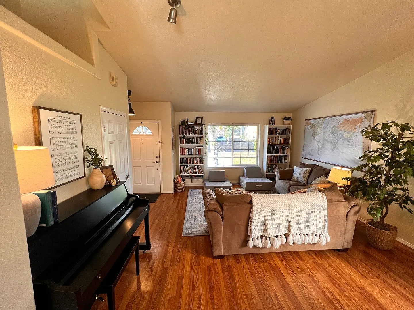 Great Neighborhood 3bd/ 2.5 Avail. Nov. 10th — Photo 3