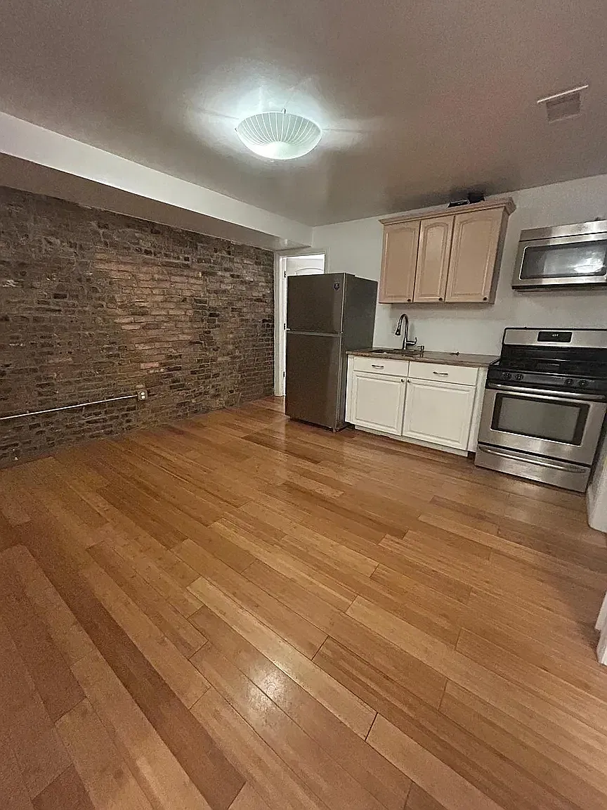 3 bed, 1000 sqft, $2,749 — Photo 3