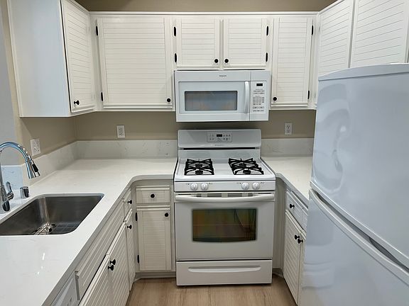 3rd image of 24111 Del Monte Dr Unit 1