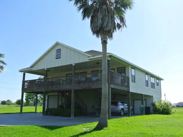 1121 W Bayshore Dr, Palacios, TX 77465