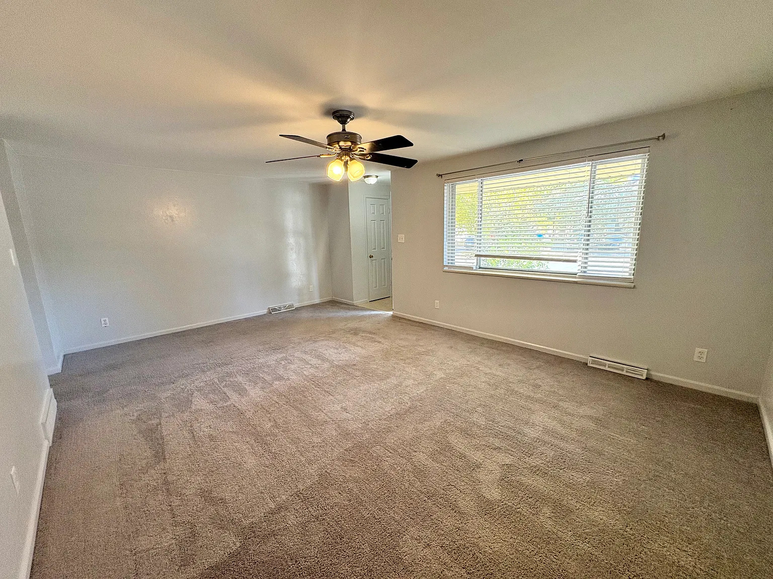 3 bed, 2098 sqft, $2,800 — Photo 3