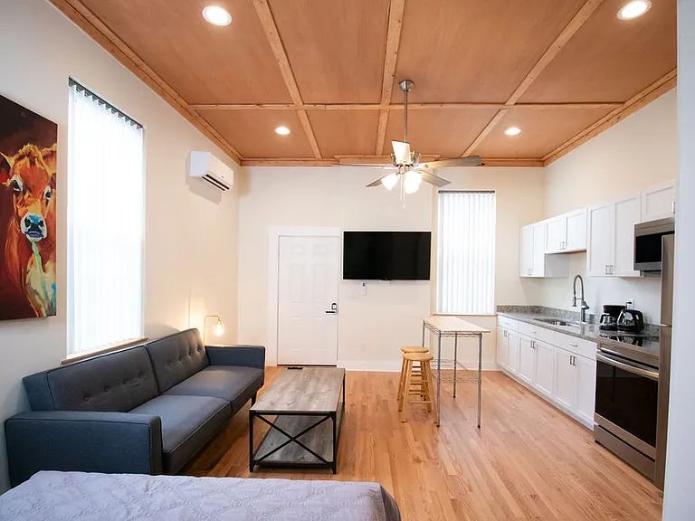 620 N Limestone #8 — Photo 4